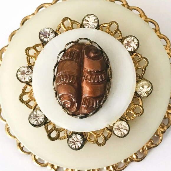 Vintage Stacked Round Mother of Pearl & Rhinestone Gold Filagree Framed Brooch - Picture 4 of 7